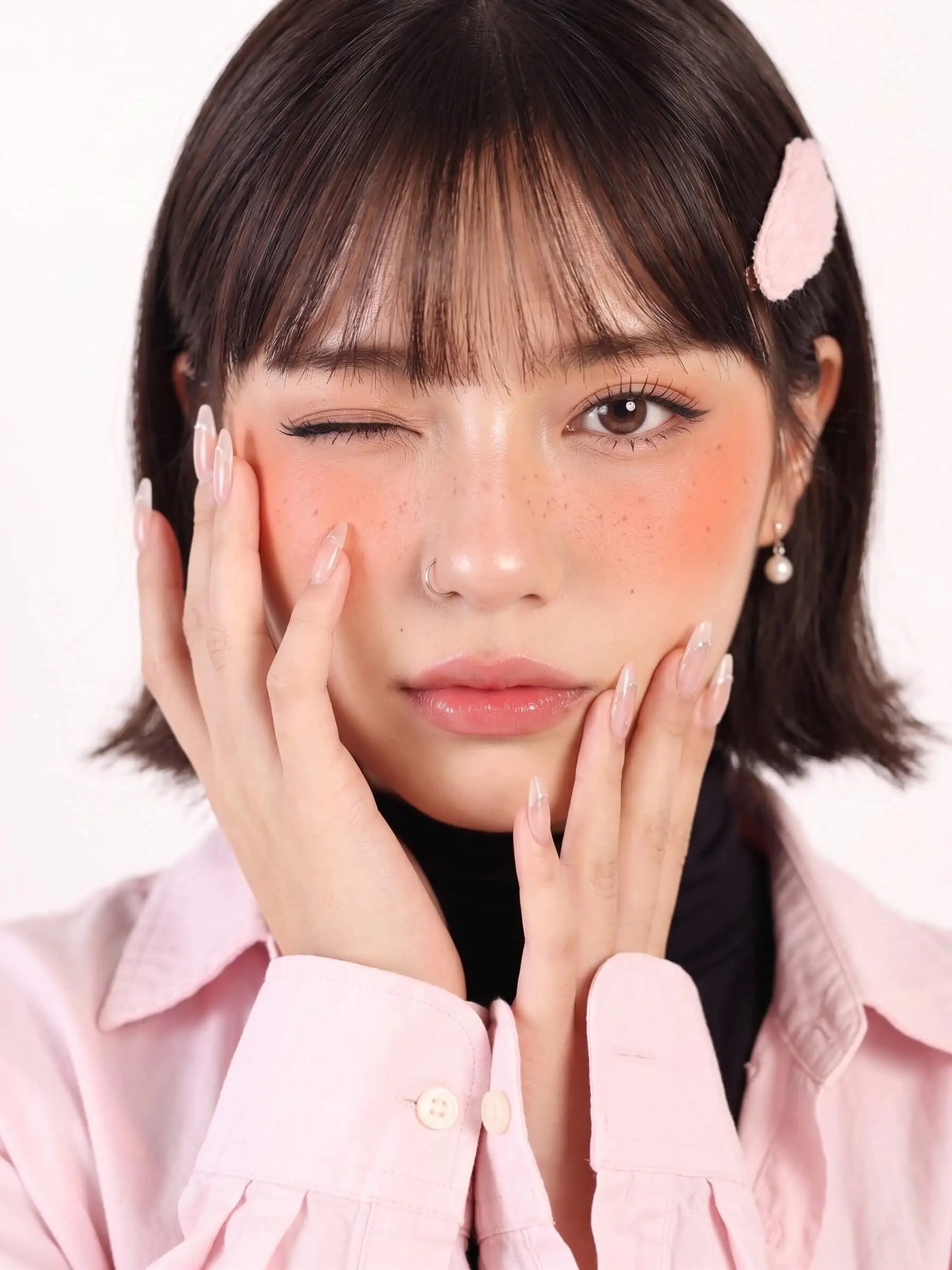 Maquillaje editorial K-Beauty alternativo con pecas artísticas en Bogotá — Look Dolly Dark