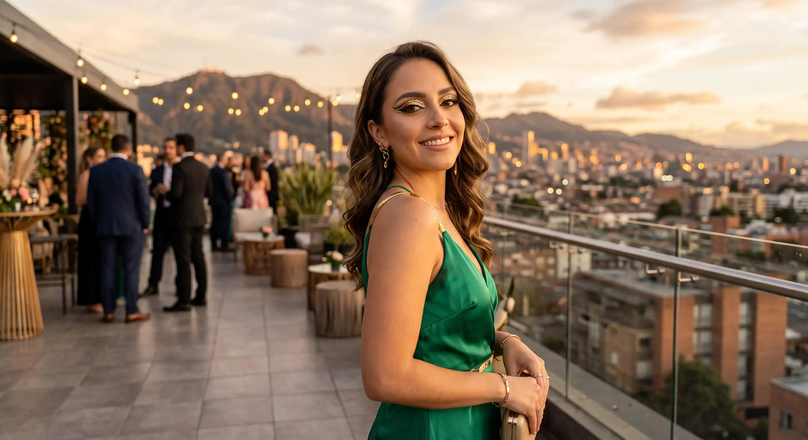 Maquillaje de ojos para invitada de boda con delineado gráfico y glitter al atardecer en Bogotá